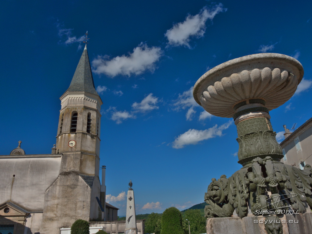 Place de l'église à Dourgne