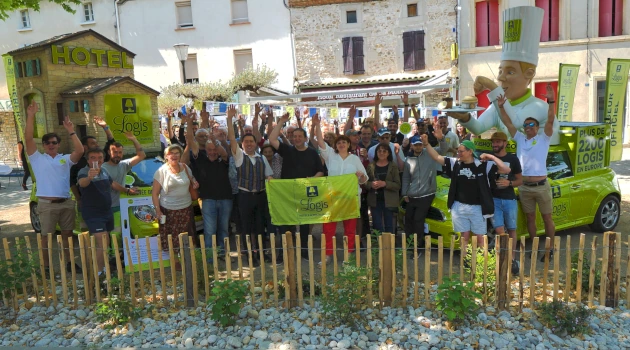 Séance photo avec les véhicules du Tour de France LOGIS