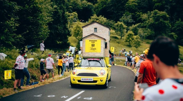 Animation avec les véhicules du Tour de France LOGIS